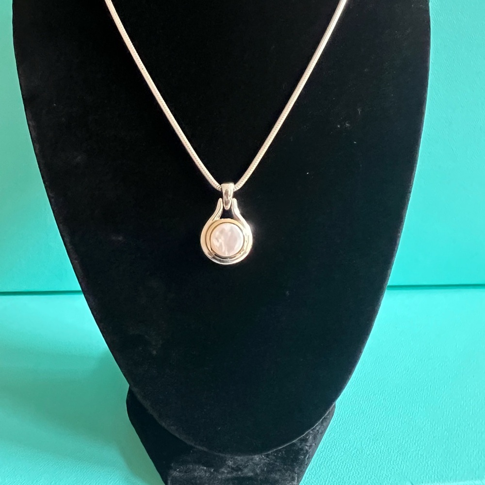 🌸🌸 Authentic Tiffany & Co. RARE Mother of Pearl Round Necklace - Picture 2 of 14